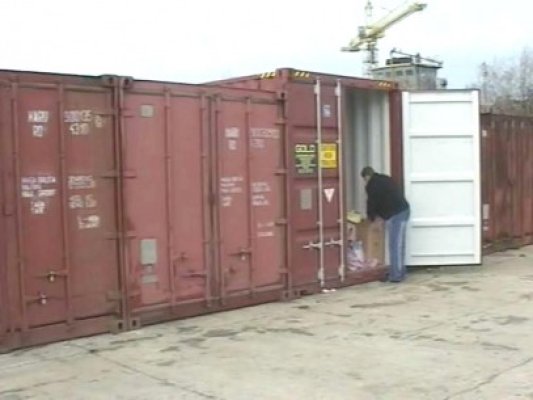 Încălţăminte contrafăcută, confiscată de vameşi